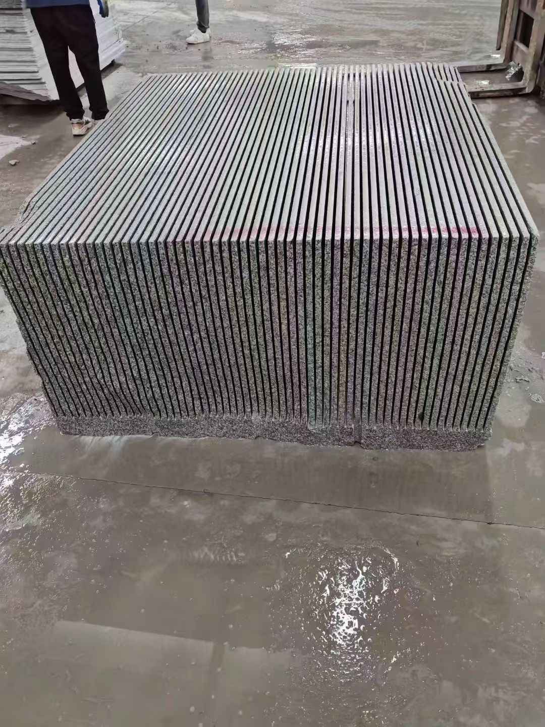 北海芝麻白毛板荒料切割